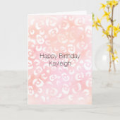 女の子の恥ずかしそうなピンクの桃色のヒョウ柄動物の誕生日 カード (黄色い花)