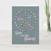 女の子の新しい支柱のお祝いのピースサイン カード (正面)