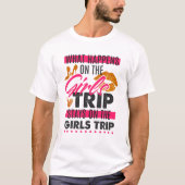 女の子の旅で起こることは女の子に残る Tシャツ (正面)