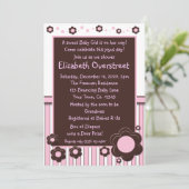 女の子の明るいピンク及びモダンなブラウンのデイジーの花のシャワー 招待状 (スタンド正面)