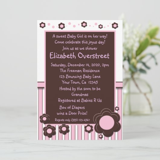 女の子の明るいピンク及びモダンなブラウンのデイジーの花のシャワー 招待状 (スタンド正面)