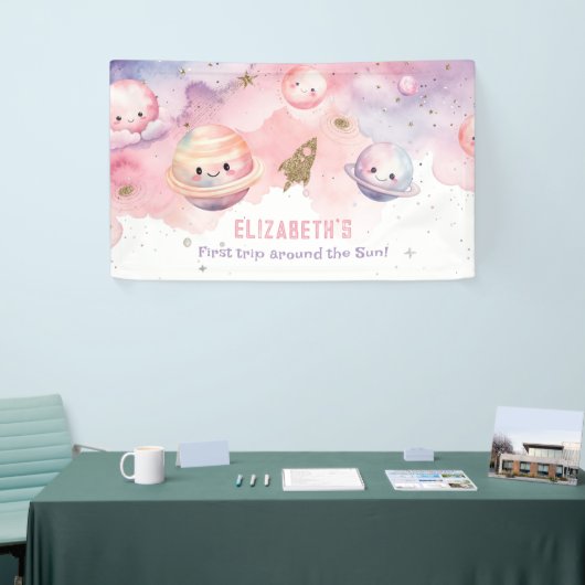 女の子の最初の旅のまわりに太陽の惑星の誕生日 横断幕 (トレードショー)