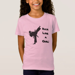女の子の武道のテコンドーの空手のような蹴り Tシャツ