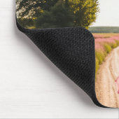 女の子の歩くの下の未舗装のパス マウスパッド (コーナー)