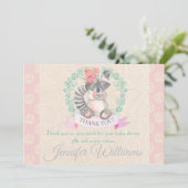 女の子の水色フローラベビーラクーンベイビーシャワー サンキューカード (スタンド正面)