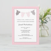 女の子の洗濯ひもベビーシャワー招待ピンクグレー 招待状 (スタンド正面)
