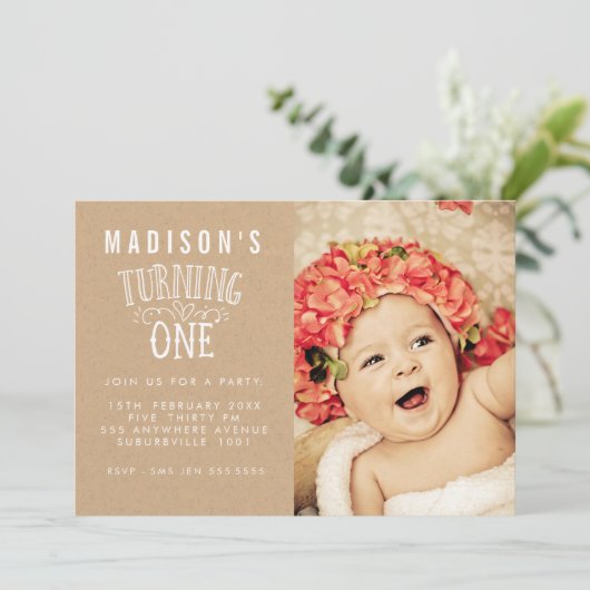 女の子の第1誕生日パーソナライズな数写真 招待状 (スタンド正面)