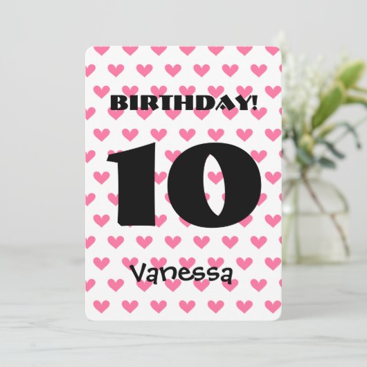 女の子の第10誕生日の名前をカスタムするのモダンなW09ハート 招待状 (スタンド正面)