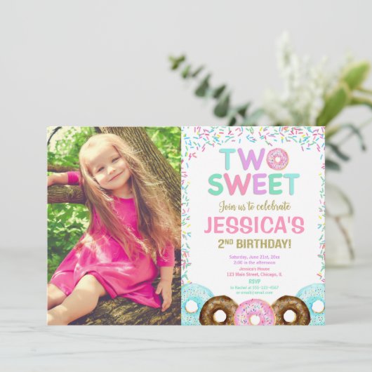 女の子の第2誕生会、ドーナツは2菓子を振りかけます 招待状 (スタンド正面)