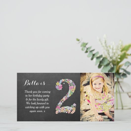 女の子の第2誕生日の花柄は写真カード感謝していしています サンキューカード (スタンド正面)