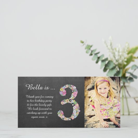 女の子の第3誕生日の花柄は写真カード感謝していしています サンキューカード (スタンド正面)