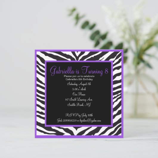 女の子の紫色のシマウマのプリントの誕生日の招待状 招待状 (スタンド正面)