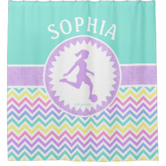 女の子の虹シェブロンおよびティール(緑がかった色)のサッカー シャワーカーテン