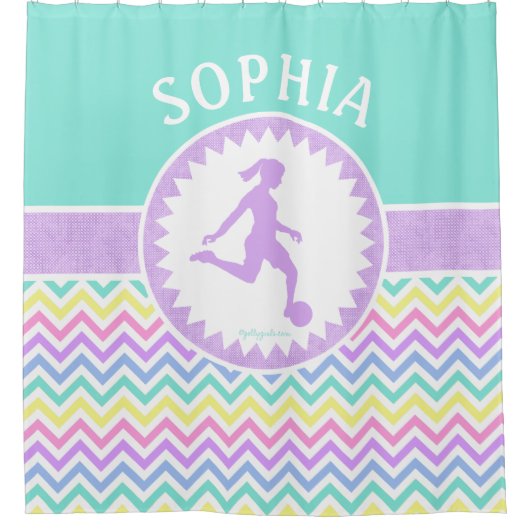 女の子の虹シェブロンおよびティール（緑がかった色）のサッカー シャワーカーテン (正面)