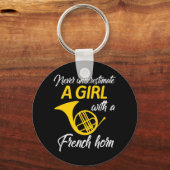 女の子の角のミュージシャンをフランスの過小評価しない キーホルダー (正面)