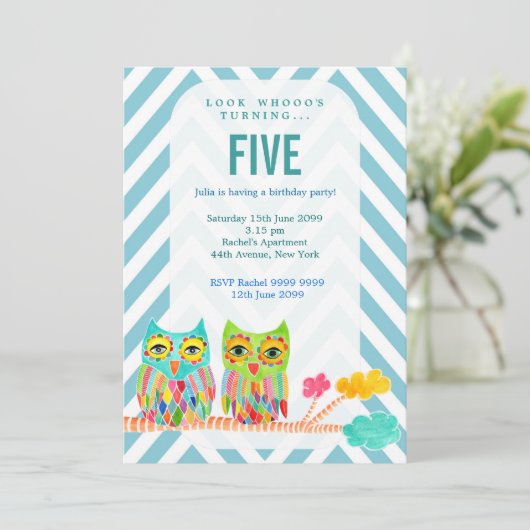女の子の誕生会のシェブロンの虹のフクロウの招待 招待状 (スタンド正面)