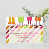 女の子の誕生日のスランバー・パーティーのSleepoverは縞で飾ります 招待状 (スタンド正面)