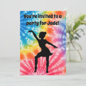 女の子の誕生日パーティーパーソナライズされたティ – 染料レインボー 招待状 (スタンド正面)