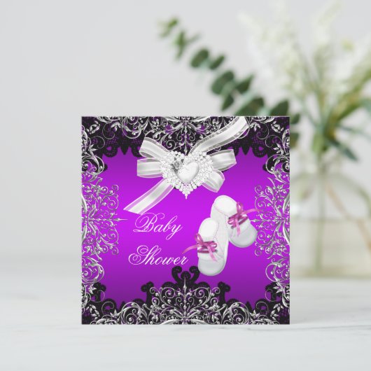 女の子の赤ちゃんシャワかわいらしーパープルブーティシューズ 招待状 (スタンド正面)