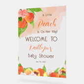 女の子の赤ちゃんシャワーに小さな桃が彼女の道にある アクリルサイン (傾斜)