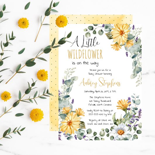 女の子の赤ちゃんシャワーの途中にある小さな野花 招待状