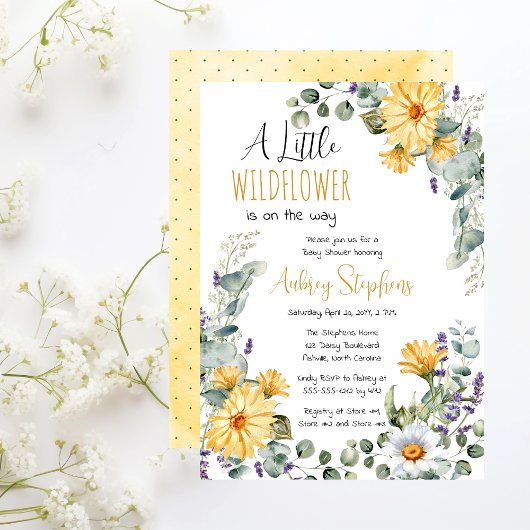 女の子の赤ちゃんシャワーの途中にある小さな野花 招待状