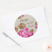 女の子の赤ちゃんシャワーグレーの木の秋のピンクのカボチャCla ラウンドシール (封筒)