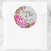 女の子の赤ちゃんシャワーグレーの木の秋のピンクのカボチャCla ラウンドシール (バッグ)