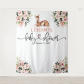 女の子の赤ちゃん歓迎！ピンクの花の背景の鹿のシャワーバックドロップ タペストリー (正面)