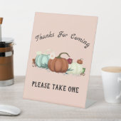 女の子の赤感謝していちゃんのシャワー来のための小さなカボチャ 台座サイン (インサイチュ)