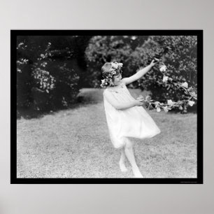女の子の踊りと彼女の髪の花1910 ポスター