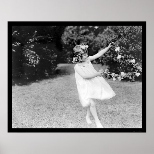 女の子の踊りと彼女の髪の花1910 ポスター (正面)