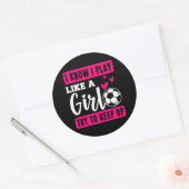 女の子の遊サッカーが好きなのは知保っている ラウンドシール (封筒)