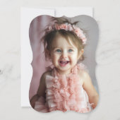 女の子の1歳の誕生日ピンクの花のヘアボウと写真 招待状 (裏面)