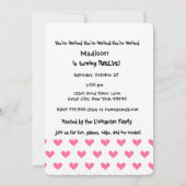 女の子の12歳の誕生日カスタムネームモダンW11ハート 招待状 (裏面)