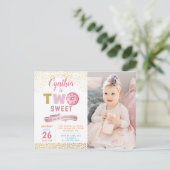 女の子の2歳の誕生日 ツー・スイート・ドーナツ フォト 招待状 (スタンド正面)