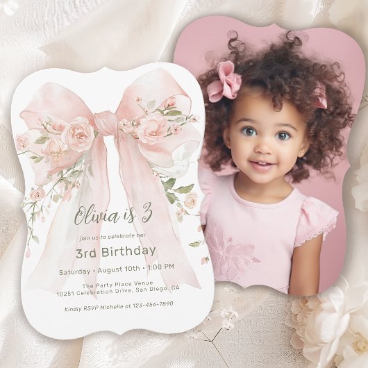 女の子の3歳の誕生日ピンクの花の飾り付きフォト 招待状