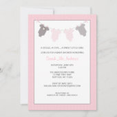 女の子のClotheslineのベビーシャワーの招待のピンクの灰色 招待状 (正面)