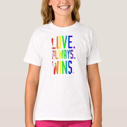 女の子のTシャツ愛は虹に常に勝ちます Tシャツ (正面)