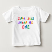 女の子はカラフルに1歳を祝おう ベビーTシャツ (正面)