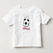女の子はゴールサッカーボールの幼児Tシャツを持つ必要がある トドラーTシャツ (正面)