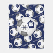 女の子はサッカー文字ブルーグレイ黒が大好き フリースブランケット (正面)