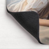 女の子はビーチ砂に横たわる マウスパッド (コーナー)