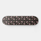 女の子はピンクの花-焦茶のスケートボードをします スケートボード (横)