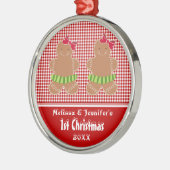 女の子はベビーの初めてのクリスマスのオーナメントを結び付けます メタルオーナメント (左)