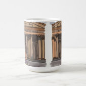 女の子はローマのパンテオンの前に座っている。 コーヒーマグカップ (中央)