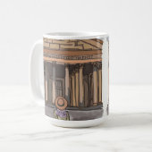 女の子はローマのパンテオンの前に座っている。 コーヒーマグカップ (正面左)