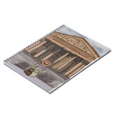 女の子はローマのパンテオンの前に座っている。 ノートブック (左側)