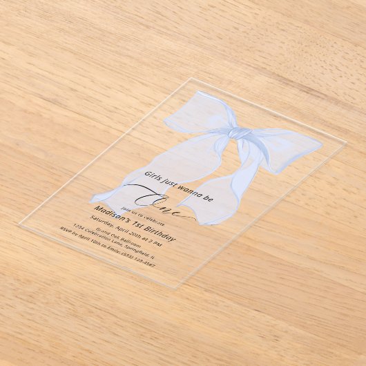 女の子はワンブルーボウ1歳の誕生日 アクリル招待状 (レイダウン)