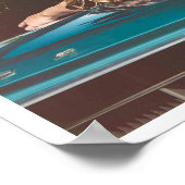 女の子はヴィンテージ50sの車の写真に横たわる ポスター (角)